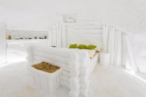 Een bed of bedden in een kamer bij Hotel Lac Salin Spa & Mountain Resort