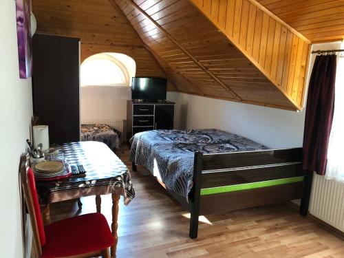 una camera con letto e tavolo di Agata a Wisła