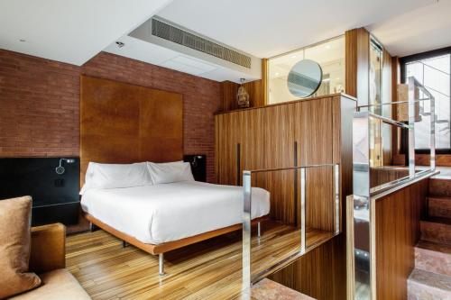 A bed or beds in a room at Hotel Granados 83, a member of Preferred Hotels & Resorts