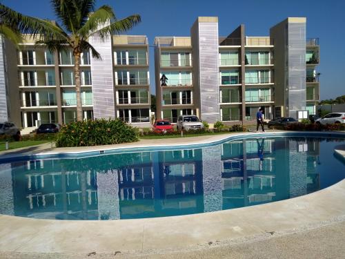 - une piscine en face d'un immeuble dans l'établissement Departamento Acapulco Diamante, à Acapulco