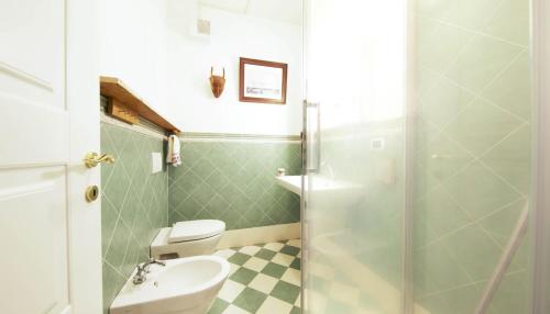 een badkamer met een toilet, een wastafel en een douche bij PRESTIGE - Premium Villas in Giulianova