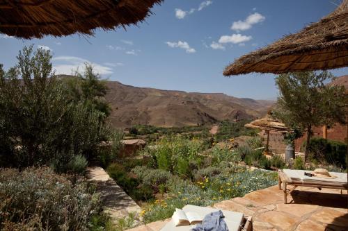 a garden with a view of the mountains at Maison d'Hôtes Irocha in Tisselday