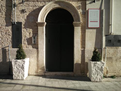 an entrance to a building with a black door at B&B Via Roma 15 in Acquaviva delle Fonti
