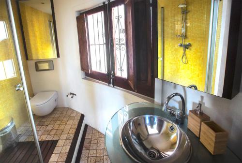 a bathroom with a sink and a shower and a toilet at Tot Gaviota in Sitges