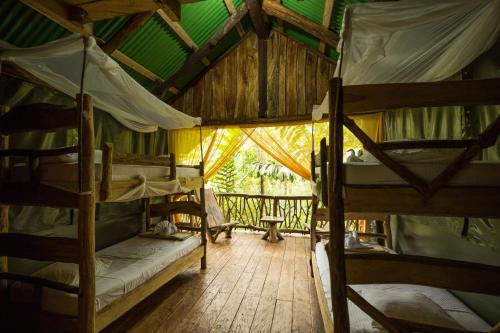Postel nebo postele na pokoji v ubytování La Tigra Rainforest Lodge
