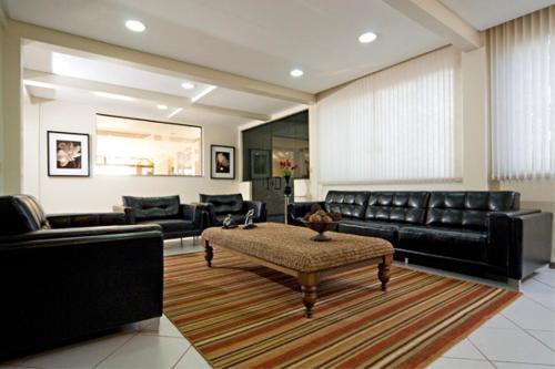 a living room with a couch and a coffee table at Hotel 2 Gauchos in Naviraí