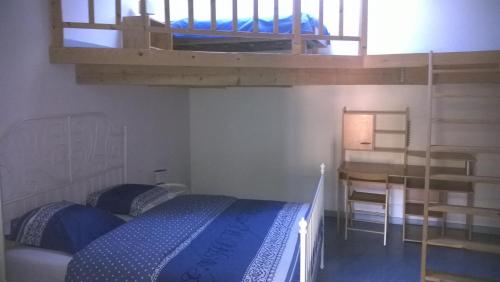une chambre avec deux lits superposés et une échelle dans l'établissement La perle cachée, à Fontcouverte