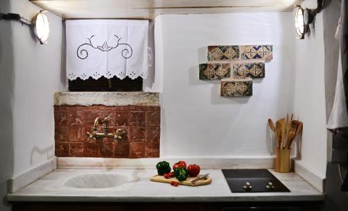 クフォニシアにあるWindmill Villaのキッチン(シンク、カウンターの野菜付)