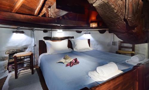 um quarto com uma cama com toalhas em Windmill Villa em Koufonisia