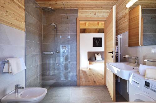 Un baño de Chalet Oberguggenberg