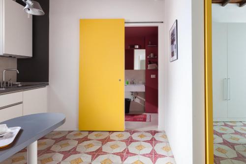 ローマにあるAlchimia Suite Trastevereの台所の黄色い扉
