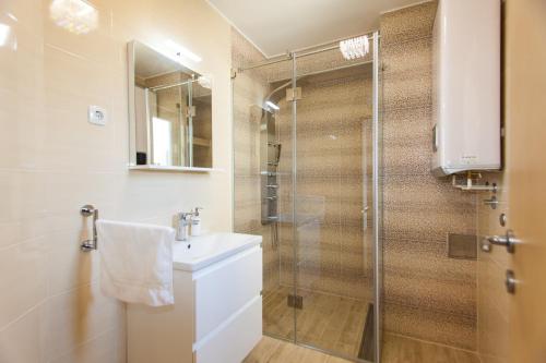 een badkamer met een wastafel en een douche bij Deluxe Villa Nina in Novi Vinodolski