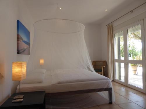 コニル・デ・ラ・フロンテーラにあるFinca Solivent Ocean Viewのベッドルーム(大きな窓、白いベッド付)