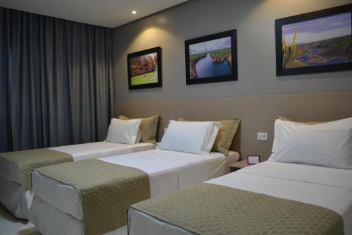 a hotel room with two beds in a room at Dunen Hotel in Piranhas