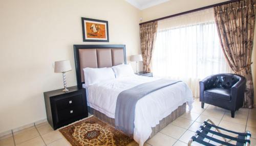 MissionHoyohoyo Acorns Lodge的一间卧室，里面有一张床、一把椅子和一扇窗户