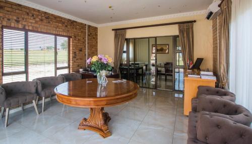 MissionHoyohoyo Acorns Lodge的带木桌椅的客厅