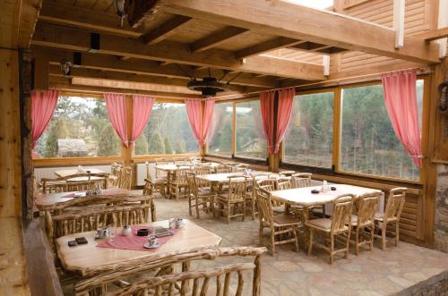 Un restaurante u otro lugar para comer en Etno naselje KUM