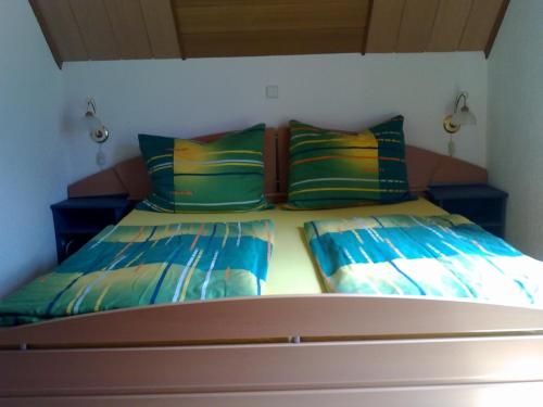 Bett in einem Zimmer mit zwei Kissen in der Unterkunft Haus Fratnik in Obertraun