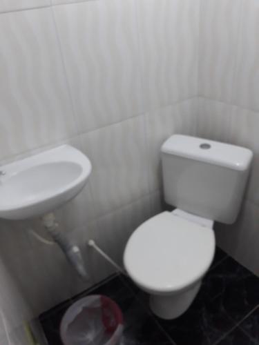Hotel bom retiro في ساو باولو: حمام به مرحاض أبيض ومغسلة