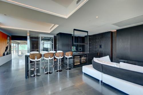 - un salon avec un canapé, une table et des tabourets dans l'établissement Luxe Haus, à Moana