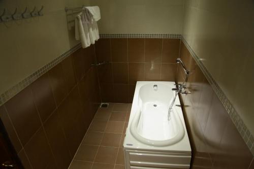 Minh Kieu 2 Hotel في مي ثو: حمام مع مرحاض في زاوية الغرفة
