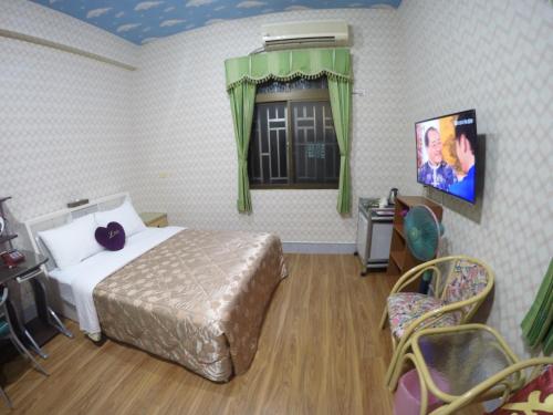 a hotel room with a bed and a window at Reny Lake Warm Hostel in Fanlu