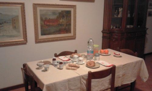 une table avec un chiffon de table blanc et de la nourriture dans l'établissement Al Calypso, à Curtatone