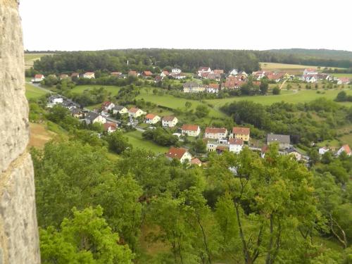 Blick auf ein Dorf vom Schloss in der Unterkunft Pension Eltmann in Eltmann