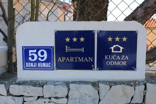 una señal en una pared con estrellas en ella en Guest house Ivo, en Donji Humac