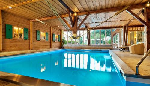 an indoor swimming pool in a house at Wellness- und Vitalhotel Böhmhof in Bodenmais