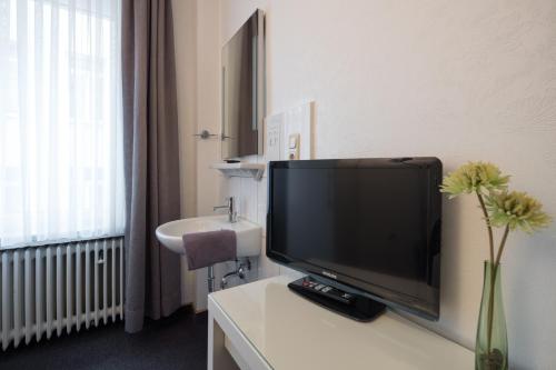 Televízia a/alebo spoločenská miestnosť v ubytovaní Hotel Brandenburger Hof
