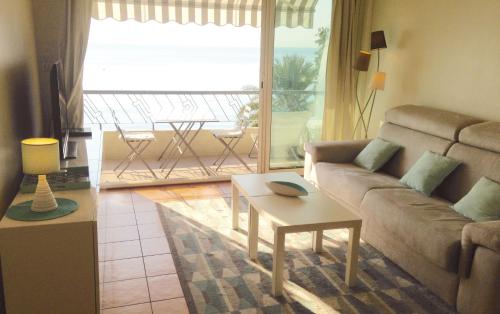 un salon avec un canapé et une table dans l'établissement Studio Promenade des Anglais, à Nice