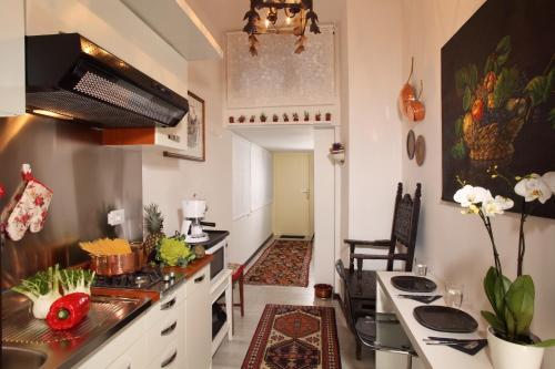 Dapur atau dapur kecil di Roma Central Guest House