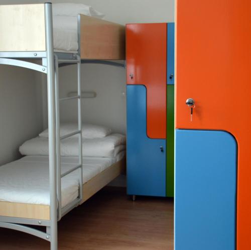Двухъярусная кровать или двухъярусные кровати в номере Ciszterci Ház Baja