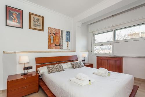 バルセロナにあるFlateli Lepantのベッドルーム1室(ベッド1台、タオル2枚付)