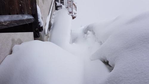 サースフェーにあるBergruhの通りの脇積雪