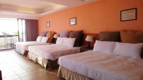 Una cama o camas en una habitación de 小島旅店Island Inn