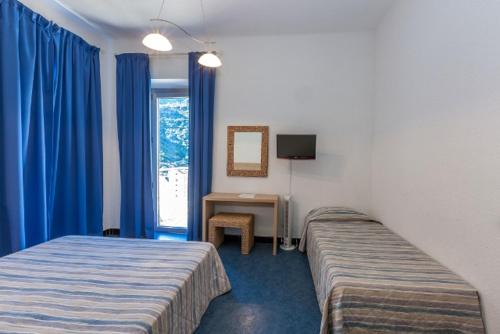 Postel nebo postele na pokoji v ubytování Hôtel Colombo- Porto Corse
