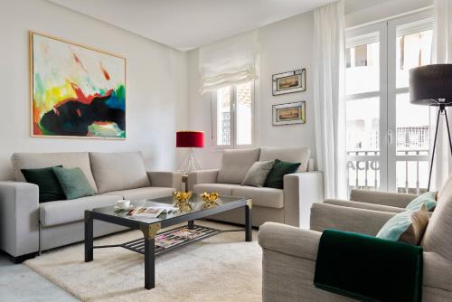 uma sala de estar com dois sofás e uma mesa de centro em Genteel Home Encarnación em Sevilha
