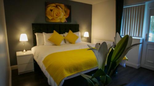 Cama ou camas em um quarto em UR City Pad - Richmond Apartments