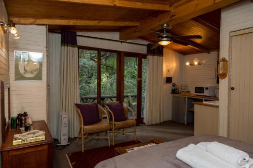 una camera da letto con un letto, un tavolo e delle sedie di Cottage Pie a Clarens