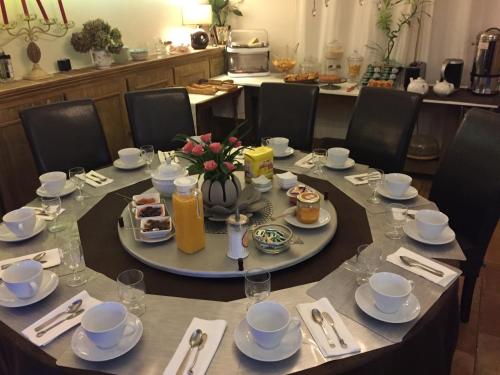 VillenouvelleにあるDomaine Le Villageの食べ物の皿が置かれたテーブル