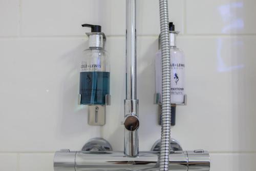 Et badeværelse på Dunfermline - Luxury Two Bedroom Apartment - TP