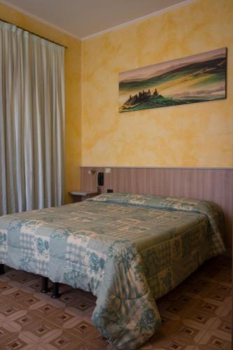 a bedroom with a bed and a painting on the wall at Albergo Etrusco in Calusco dʼAdda