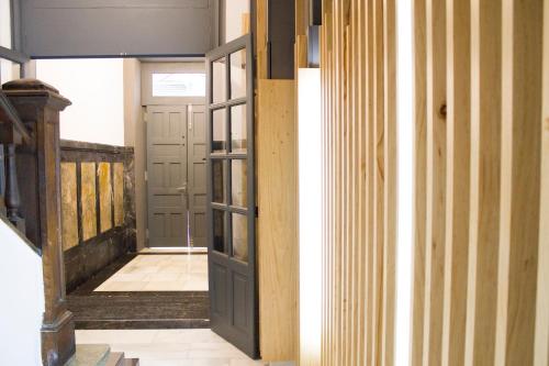 una puerta que conduce a una habitación con pasillo en Lux Apartamentos Rosalia, en Santiago de Compostela
