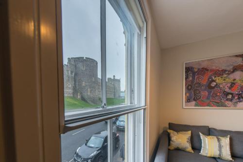 Central Windsor Apartment Facing the Castle – Photos 2