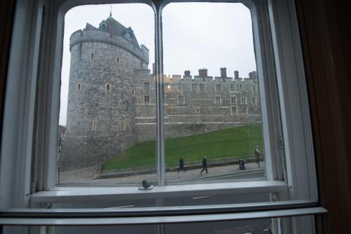 Central Windsor Apartment Facing the Castle