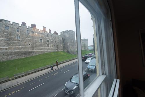 Central Windsor Apartment Facing the Castle – Photos 4