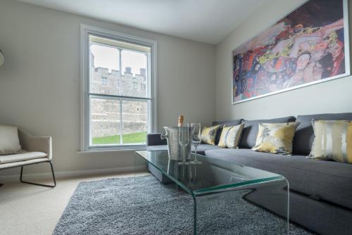 Central Windsor Apartment Facing the Castle – Photos 5