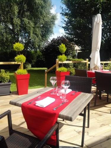 Κήπος έξω από το Logis Hôtel Restaurant Le Gue Du Holme